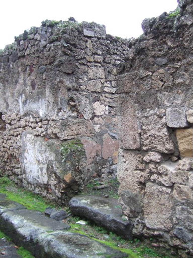 VII 11 9 Pompeii December 2005 Entrance Doorway